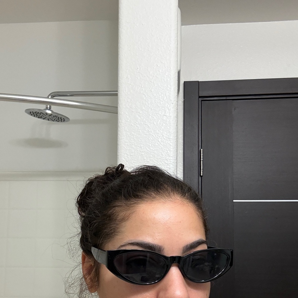 Chic Black Cat-Eye Sunglasses - Picture 3 of 4